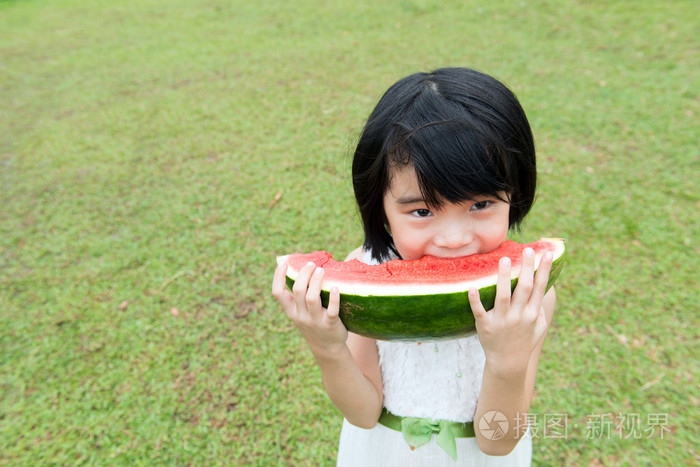 亚洲儿童吃西瓜