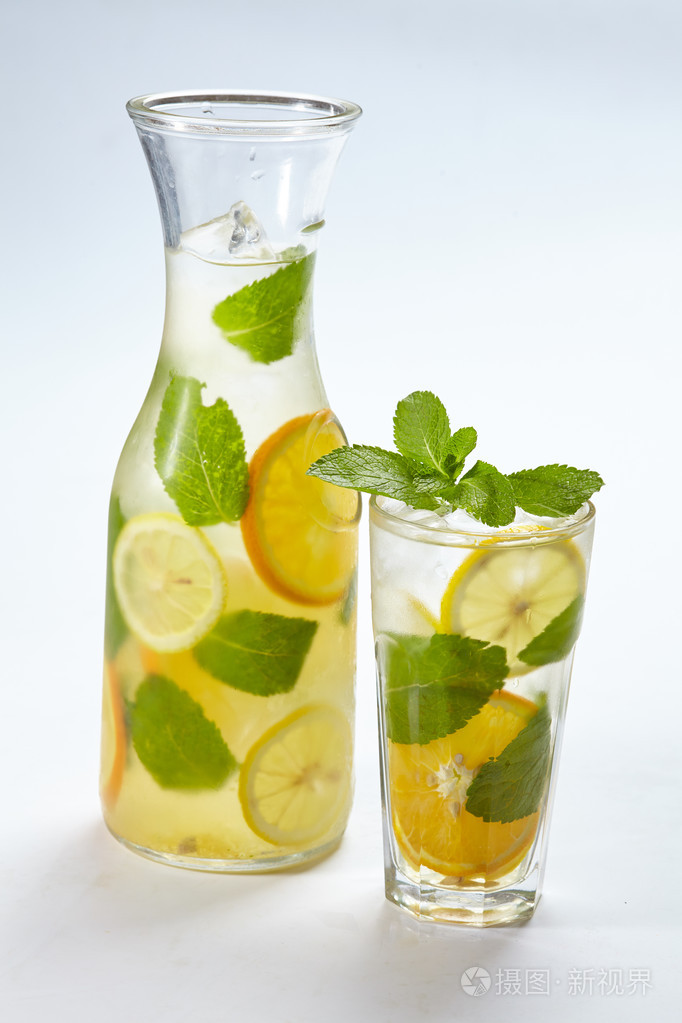 在眼镜的冷柠檬水