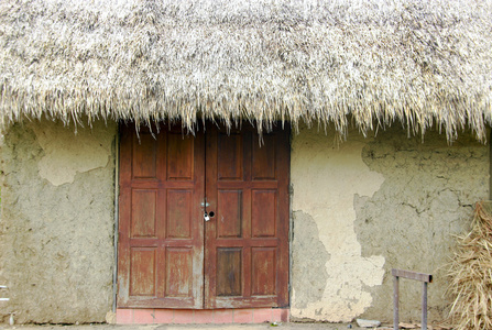 土房子老土房子建设和稻草屋顶照片