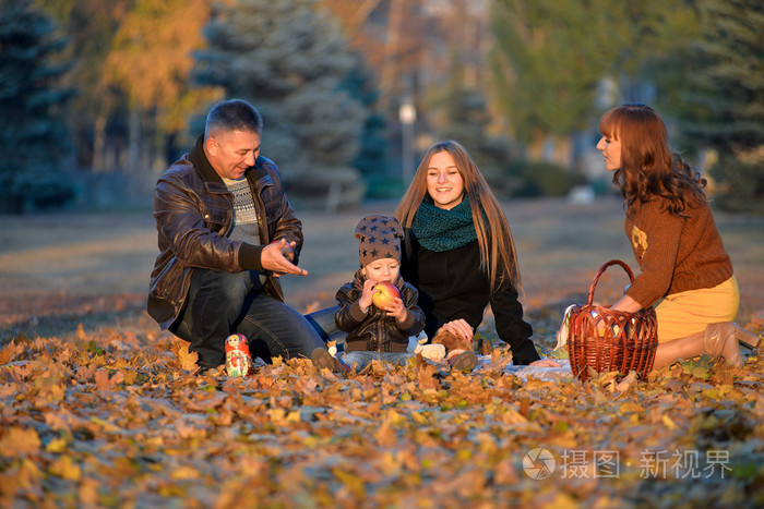 在秋天的家庭野餐
