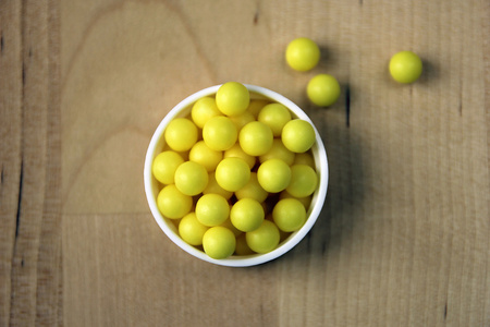 很多几个少数几个很多圆上 w 黄色维生素 c 糖衣杏仁丸特写照片