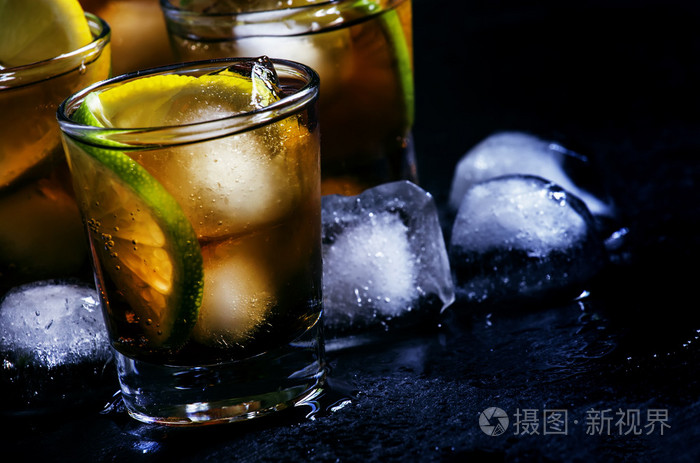 含酒精鸡尾酒朗姆可乐加冰酸橙柠檬可乐白朗姆酒