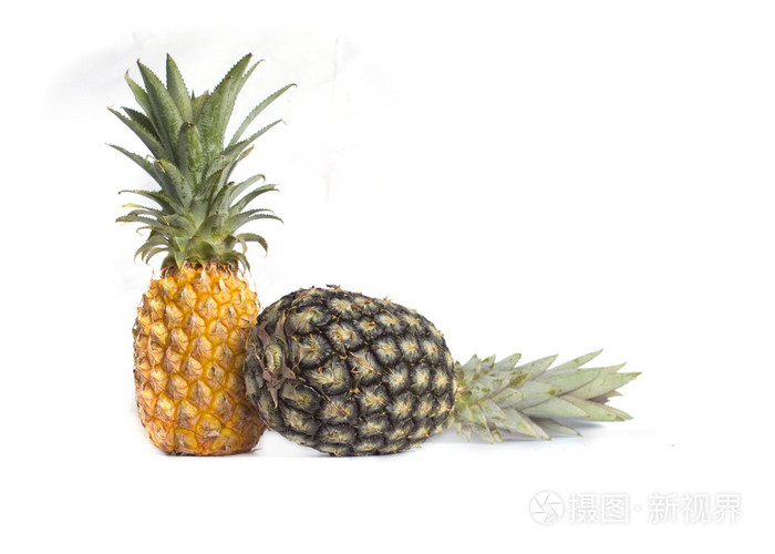 在白色孤立的两个菠萝