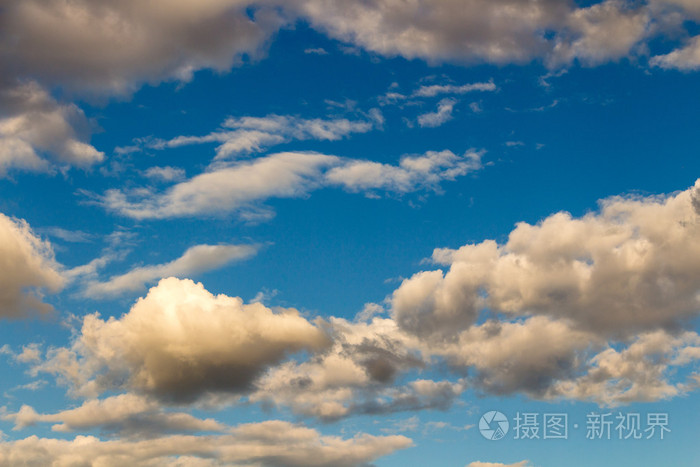 暴风雨云蓝蓝的天空