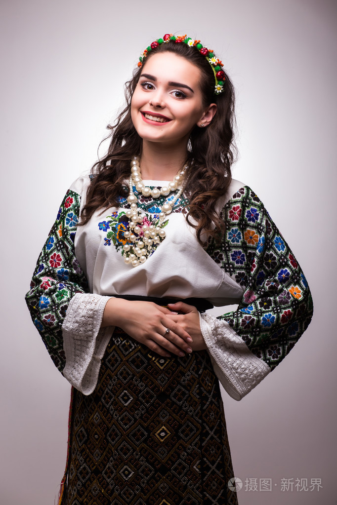 乌克兰民族服饰的女人