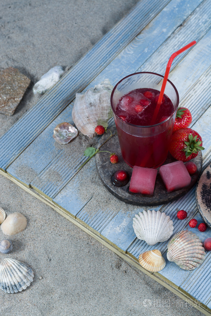 鲜榨的果汁混合冰块在海滩上