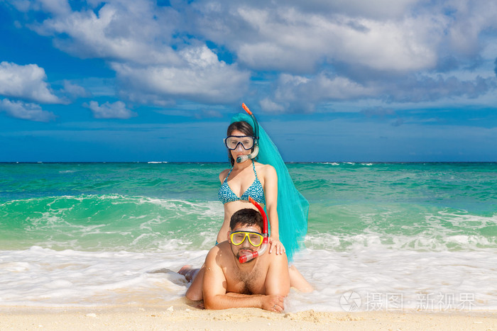 幸福的夫妇在一个热带岛屿的海滩上玩耍。郑树森