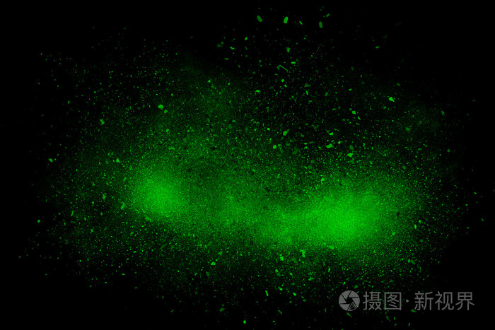 在黑色背景上的绿色抽象粉末爆炸