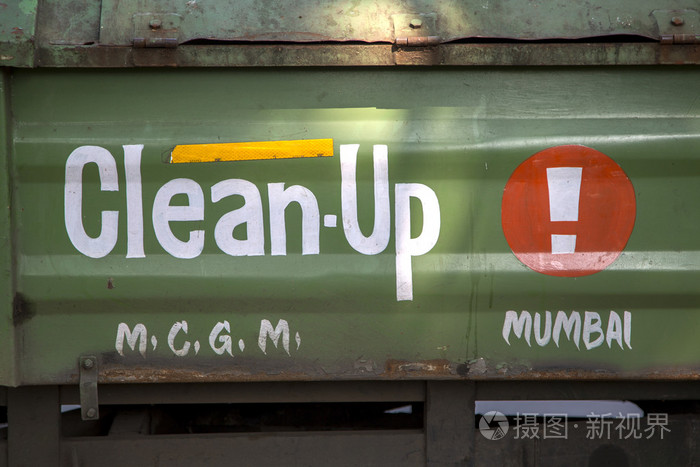 清理在孟买的一辆卡车上的标志