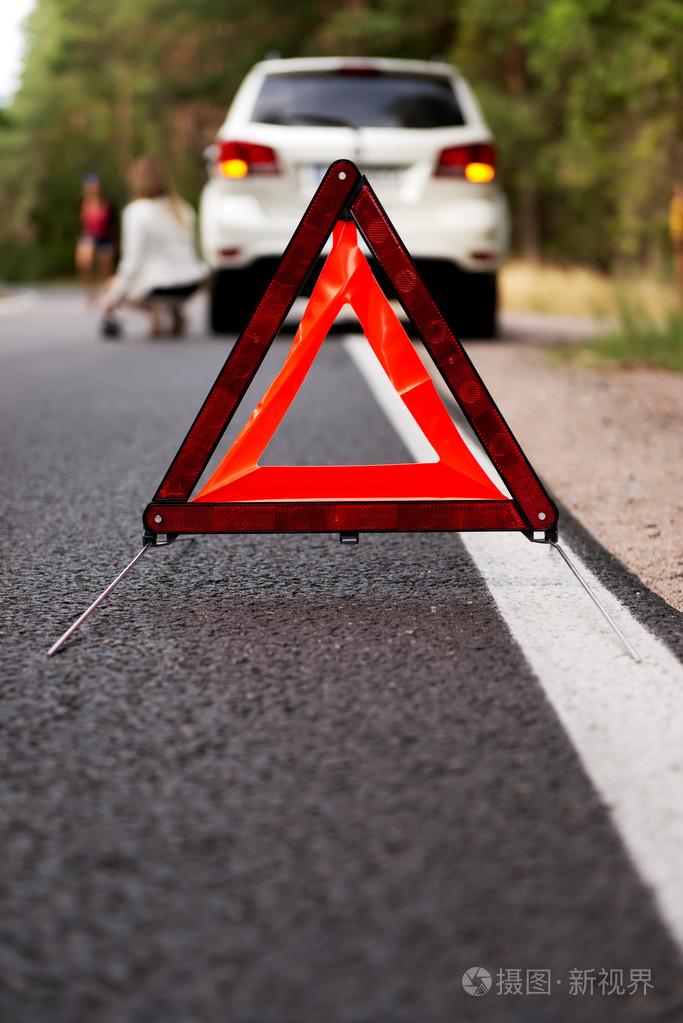 红三角警示牌和在阿甘的破的车