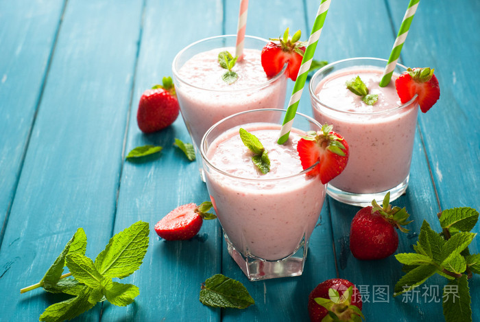 与新鲜草莓奶昔