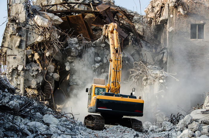 挖掘机在旧工业建筑的拆除工作