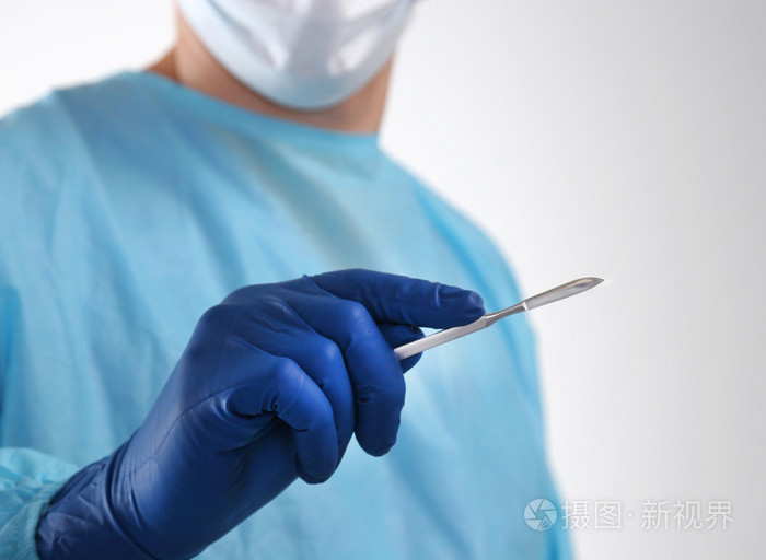 男人的外科医生持有一把手术刀