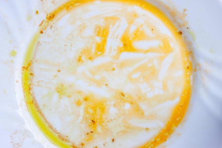 用油的空脏盘子照片