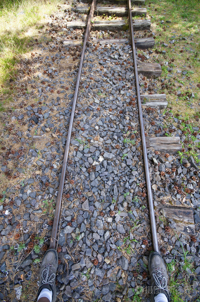 走在旧的窄轨铁路上