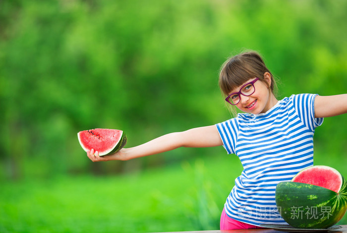 孩子吃西瓜孩子们在花园里吃水果青少年