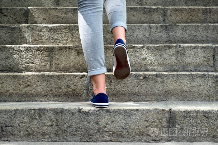 女性的脚在运动鞋里爬楼梯照片-正版商用图片1oaosh-摄图新视界