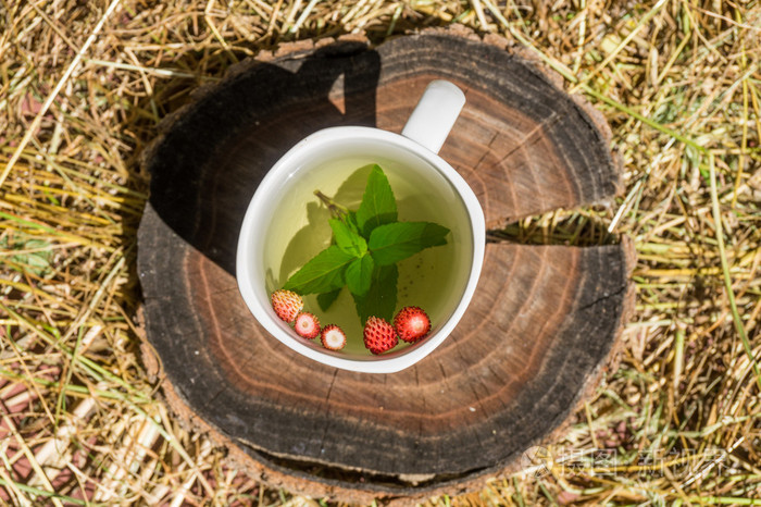 薄荷和草莓在白色杯子里的茶