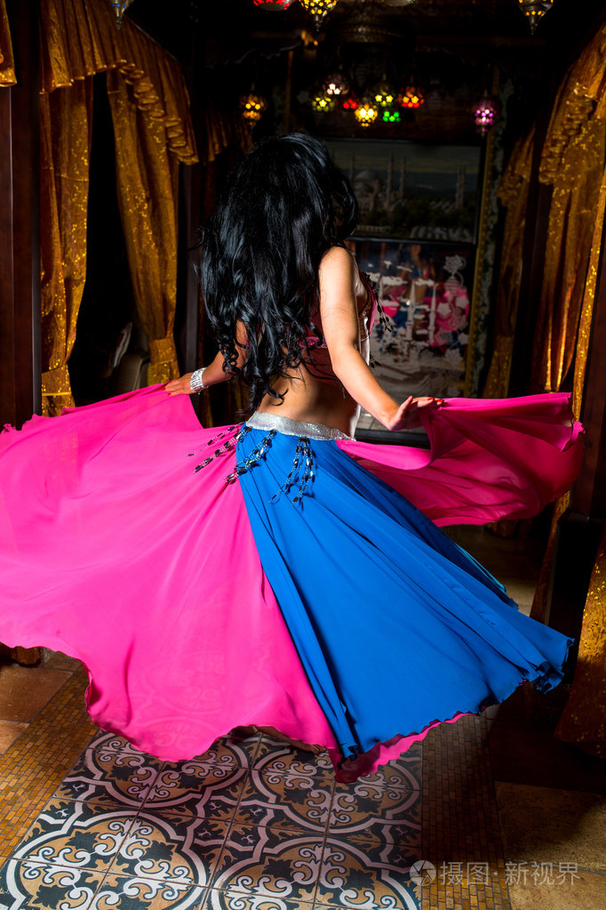 漂亮的肚皮舞是年轻女子