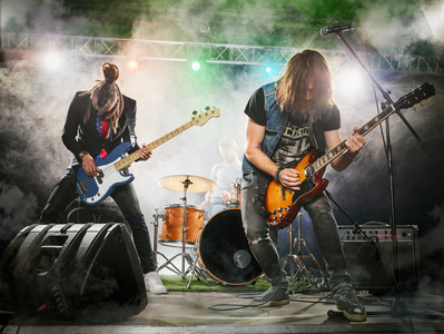 鼓和钹摇滚乐队舞台上进行表演.吉他, 低音吉他和鼓照片