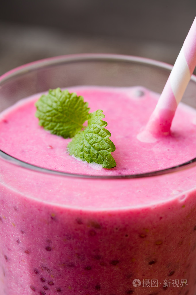 粉红色的冰沙果汁灰色的背景上