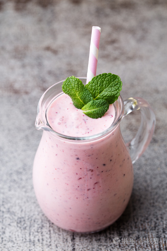 覆盆子奶昔薄荷装饰