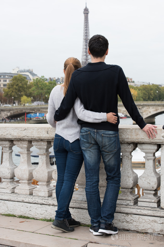 在巴黎的幸福小两口