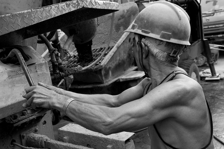 民工辛勤工作在建筑工地上的民工照片