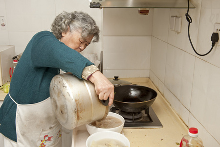 高级对快乐的夫妻祖母的肖像亚洲孕妇微笑快乐祖母妈妈帮助向放向制服