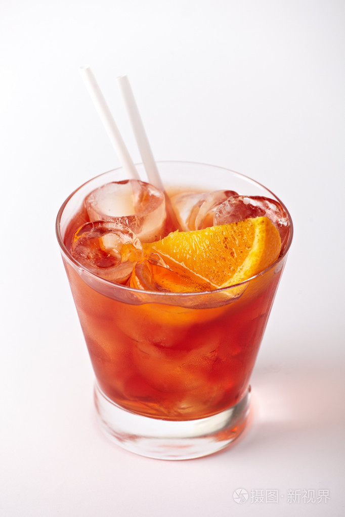 橙汁鸡尾酒饮料与孤立的白色背景上的冰特写
