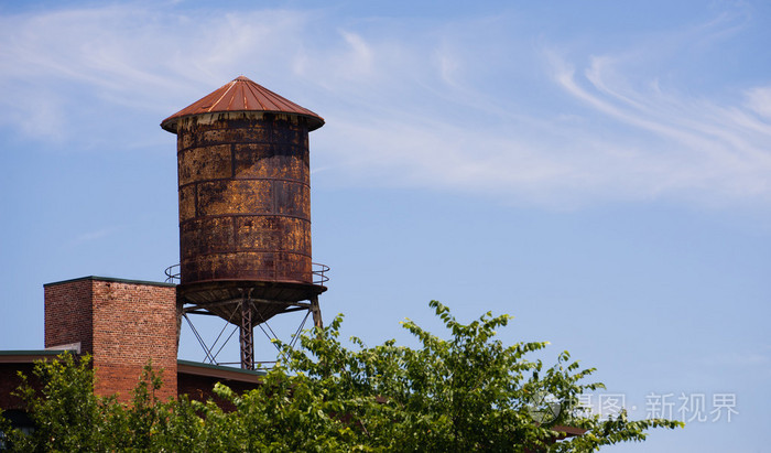 老生锈屋顶水塔城市工业建筑
