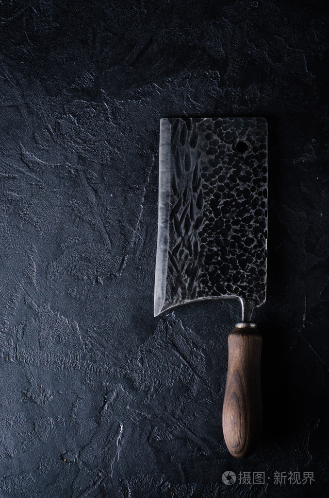 老式大菜刀，暗石背景上。色调的图像