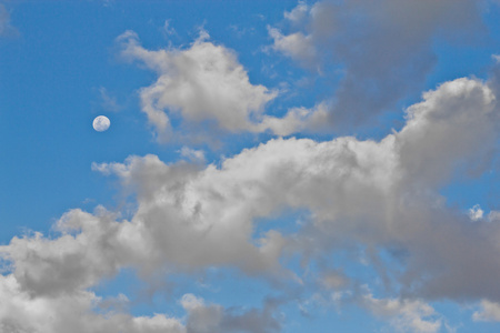 在多云的天空中的月亮图片