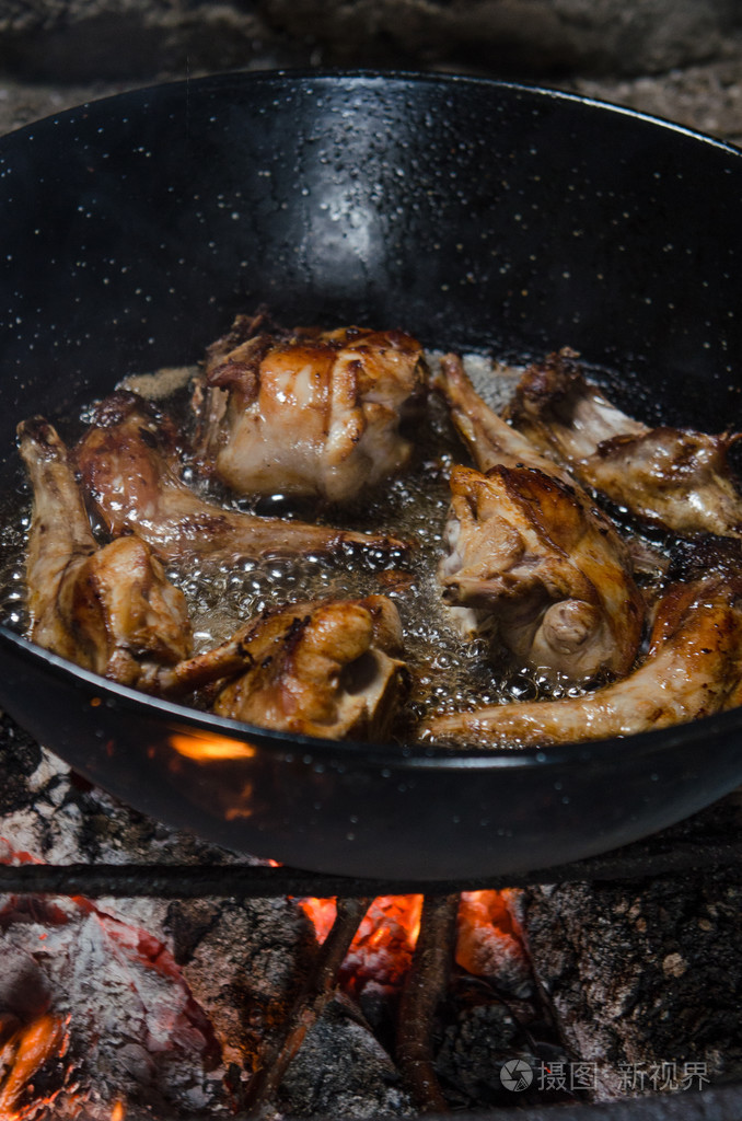 在热煤油炸兔肉
