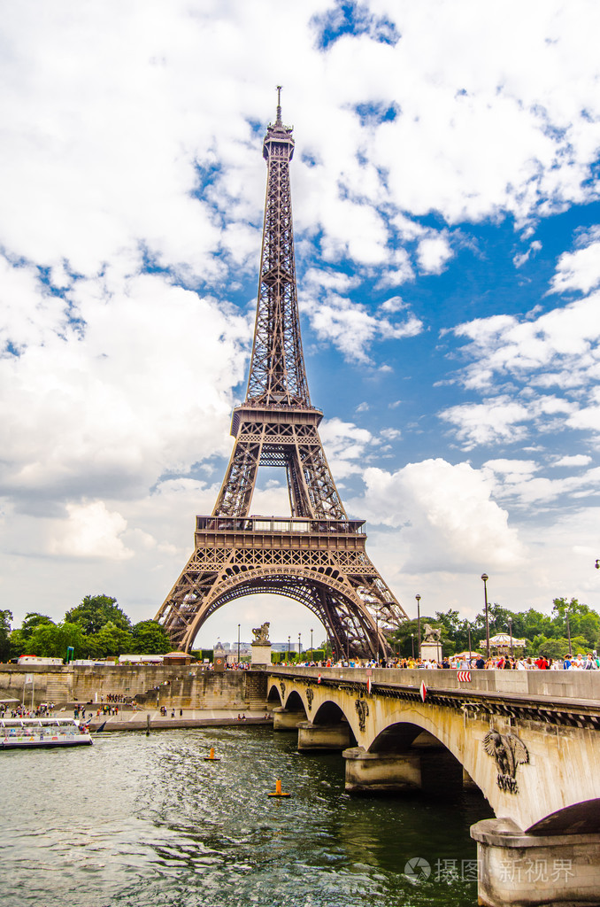 埃菲尔铁塔和桥在夏季巴黎