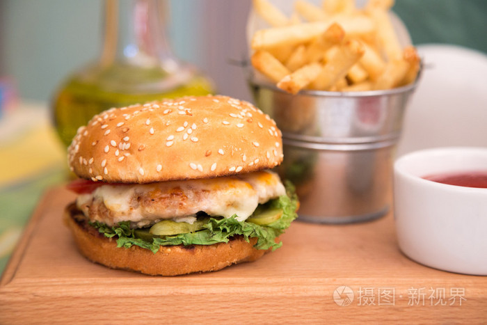 鸡肉饼和炸薯条的汉堡照片-正版商用图片1obl28-摄图新视界