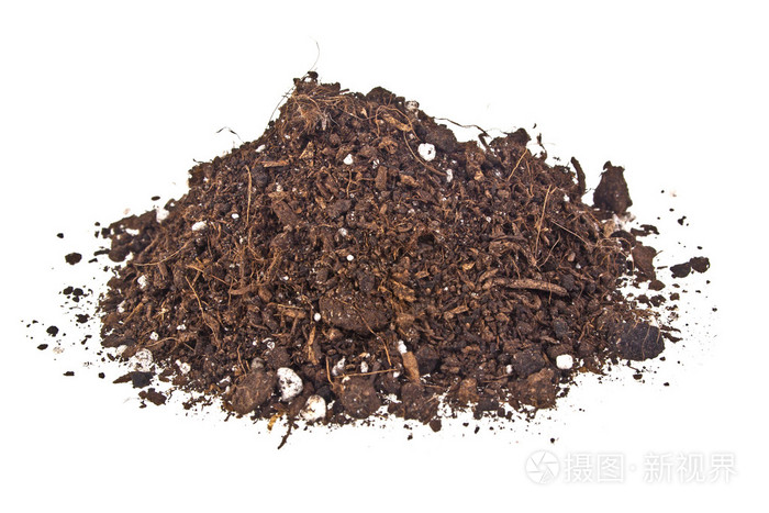 桩孤立的白色背景上的土壤腐殖质的堆