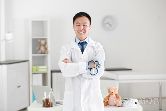 英俊的儿科医生医生