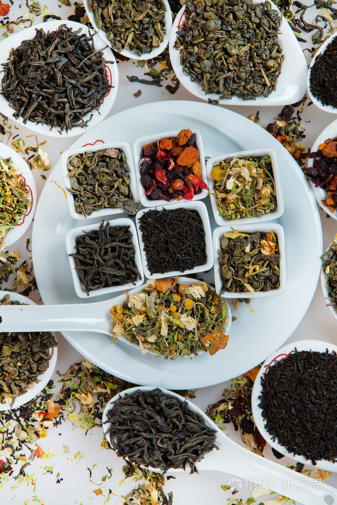 各式各样的干茶叶.各类茶叶上白色孤立.不同种类的茶叶.