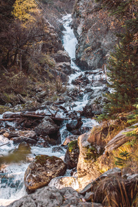 深秋的山区河上的瀑布图片