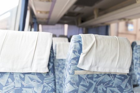 公交车上的蓝色织物车辆座椅图片