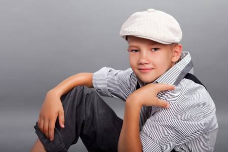 小男孩吊带图片