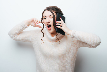 女人被噪音所干扰图片