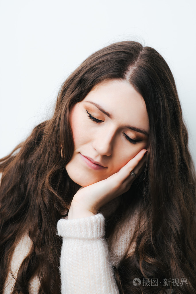 睡眼惺忪的年轻女子