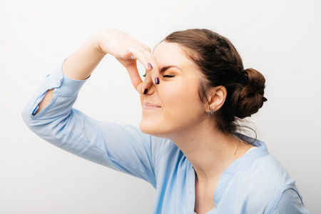 捏住女孩捏住她的鼻子照片