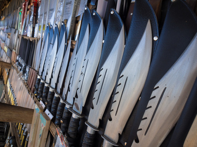 手工传统泰国刀在架子上照片