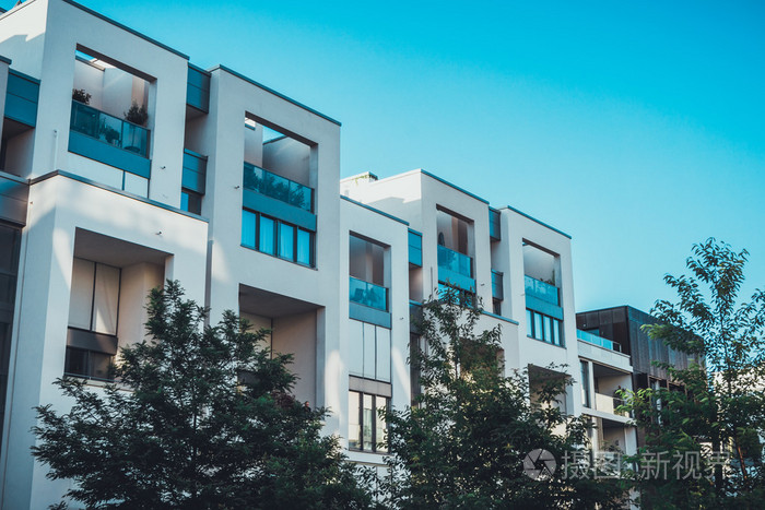 行的豪华现代白色联排别墅