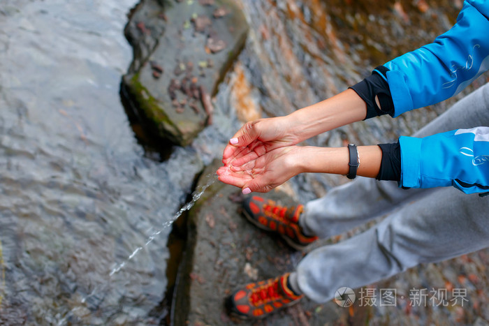 美丽的女子手捧的水从纯粹的春天照片-正版商用图片1ocfmo-摄图新视界
