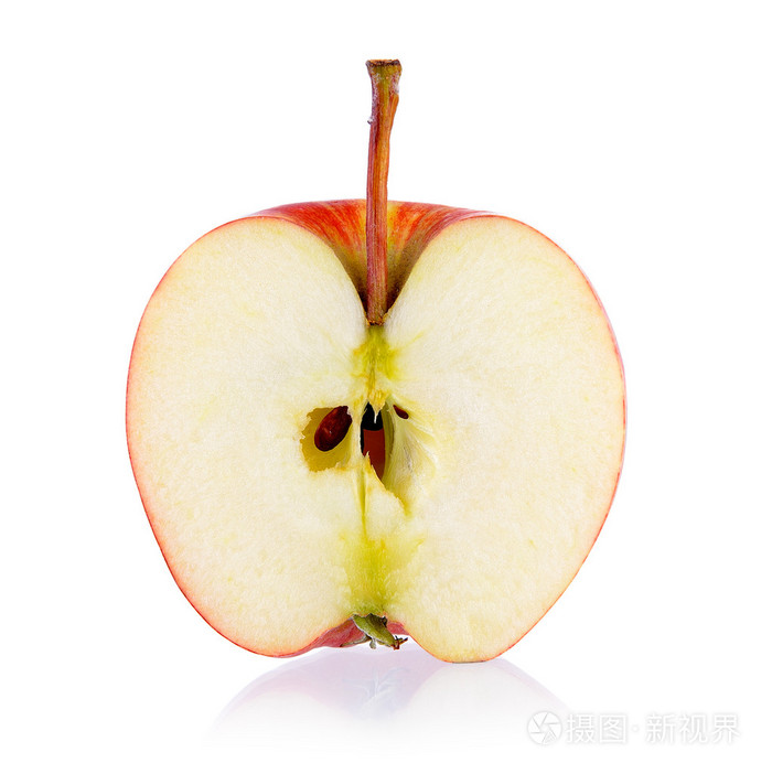 孤立在白色背景上的半红苹果