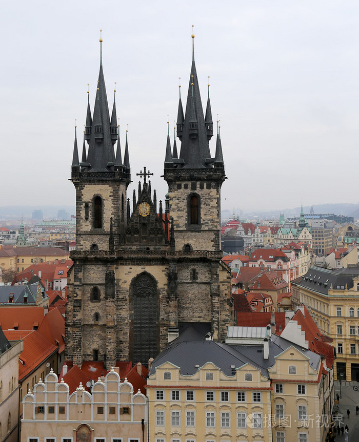 哥特式教堂的上帝的母亲的前面在捷克首都布拉格老城广场tyn